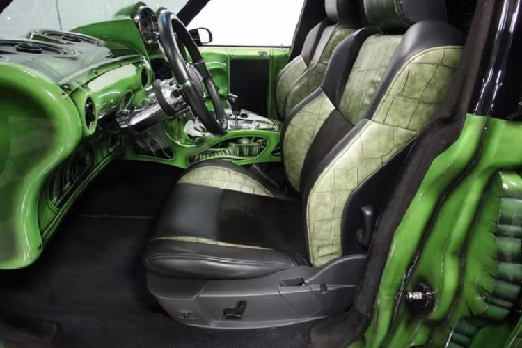 Đặc biệt, xe được trang bị tới 14 bộ khuếch đại âm thanh, 28 loa và bốn loa siêu trầm 15 inch, đảm bảo mang đến trải nghiệm âm nhạc thú vị nhất cho người ngồi trên xe.