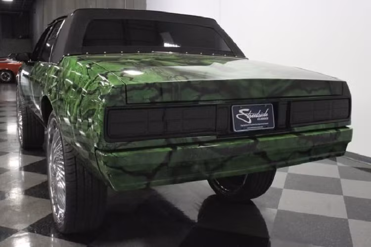 Bên cạnh diện mạo thú vị, Chevrolet Caprice này còn hấp dẫn hơn khi có khối động cơ LS7 V8 7.0L sản sinh công suất 505 mã lực và mô-men xoắn cực đại 637 Nm.