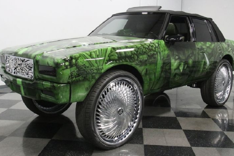 Điều khiến chiếc Chevrolet Caprice đời 1989 trở nên nổi bật tức thì chính là ngoại thất có chủ đề sơn xanh lá cây - lấy cảm hứng từ nhân vật Hulk trong vũ trụ Marvel. Trông thì có vẻ hơi lòe loẹt nhưng màu sơn này đã được Spade Kreations xử lý rất chuyên nghiệp.