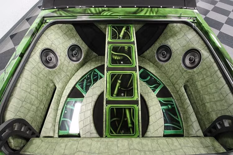 Di chuyển vào bên trong, nội thất của chiếc Chevrolet Caprice gây choáng ngợp bởi chủ đề xanh lá cây độc đáo, đến các ghế xô tùy chỉnh cũng được hoàn thiện trong màu xanh lá cây - đen kiểu Người Khổng Lồ Xanh Hulk.