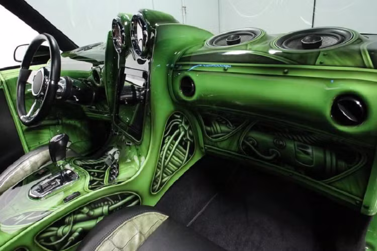 Ngoài ra, Chevrolet Caprice cổ điển này còn được tinh chỉnh khá nhiều ở thân xe, ấn tượng nhất là việc cắt bỏ cản va trước và sau. Xe cũng có hệ thống đèn chiếu sáng sửa đổi, lưới tản nhiệt tùy chỉnh và cửa ra vào kiểu Lamborghini. Bộ bánh xe DUB 30 inch khổng lồ là một chi tiết không thể bỏ qua ở bản độ này.