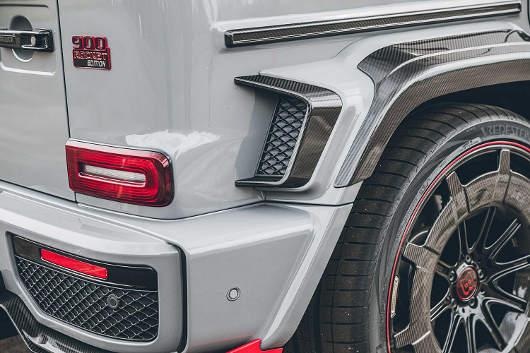 Động cơ của Brabus Rocket 900 chính là động cơ V8 dung tích 4,5 lít tăng áp kép và được trang bị bộ tăng áp kép hiệu suất cao đặc biệt, từ đó có khả năng sản sinh công suất kinh ngạc lên tới 900 mã lực, mô-men xoắn cực đại 1250 Nm kết hợp với hộp số tự động 9 cấp.