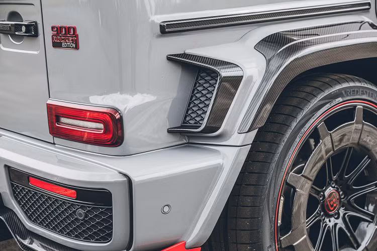 Động cơ của Brabus Rocket 900 chính là động cơ V8 dung tích 4,5 lít tăng áp kép và được trang bị bộ tăng áp kép hiệu suất cao đặc biệt, từ đó có khả năng sản sinh công suất kinh ngạc lên tới 900 mã lực, mô-men xoắn cực đại 1250 Nm kết hợp với hộp số tự động 9 cấp.