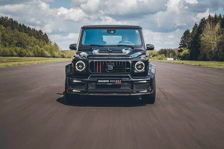 Brabus sẽ sản xuất tổng cộng 25 chiếc Rocket 900. Giá xe Brabus Rocket 900 khởi điểm lên tới 572,794 USD (khoảng hơn 1,3 tỷ đồng) cho mỗi chiếc. 10 chiếc đầu tiên sẽ được xuất xưởng vào cuối năm 2021 và 15 chiếc còn lại sẽ được hoàn thành trong năm 2022.