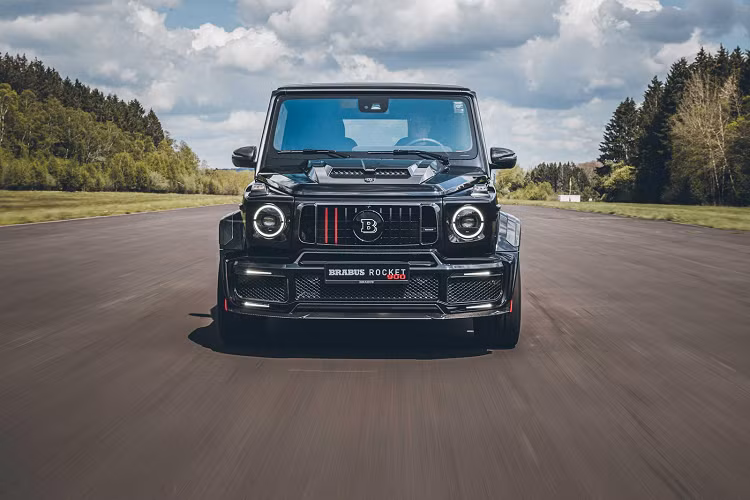 Brabus sẽ sản xuất tổng cộng 25 chiếc Rocket 900. Giá xe Brabus Rocket 900 khởi điểm lên tới 572,794 USD (khoảng hơn 1,3 tỷ đồng) cho mỗi chiếc. 10 chiếc đầu tiên sẽ được xuất xưởng vào cuối năm 2021 và 15 chiếc còn lại sẽ được hoàn thành trong năm 2022.