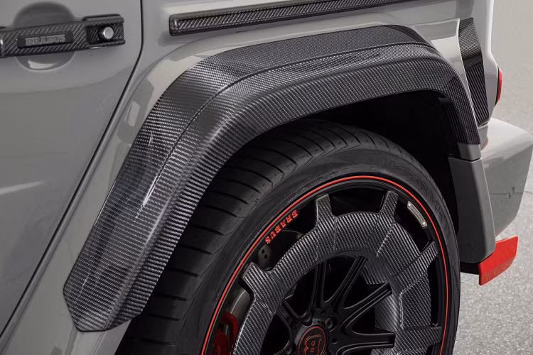 Nếu ngoại thất của xe được thiết kế cực hầm hố và khác biệt thì xe cũng đã được cải thiện đáng kể về sức mạnh động cơ nhằm “tương xứng với vẻ bề ngoài”. Sau khi qua tay Brabus, “tên lửa” G-Class Rocket 900 có sức mạnh không tưởng, đạt mức 900 mã lực nhờ những nâng cấp mà hãng độ đến từ Đức đem lại cho xe.