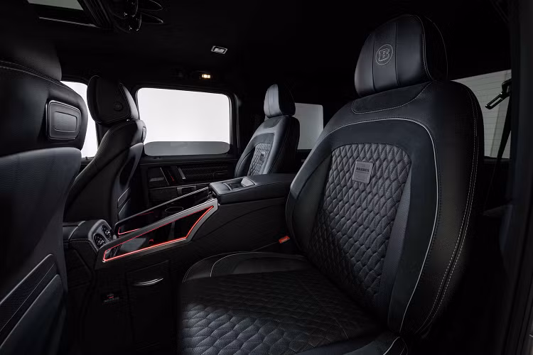 Bên cạnh hai màu sắc quen thuộc cho phiên bản Rocket gồm màu đen bóng Signature Black và màu xám Stealth Gray, những chiếc Brabus Rocket 900 còn được trang bị các chi tiết trang trí bằng sợi carbon. Một trong những chi tiết ấn tượng chính là các phần vè ốp của bộ bodykit Widestar đã được thiết kế lại, để lộ các phần viền carbon ra ngoài, phần vè cũng được tích hợp hệ thống đèn Rocket Launch Ambience Light ấn tượng.