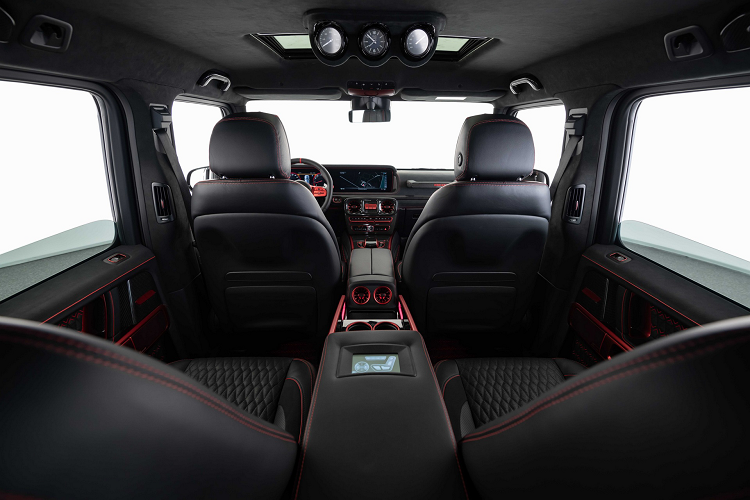 Phần cản dưới này còn được trang bị một phần vè ốp mỏng bẳng carbon, nắp capo của xe cũng được lắp đặt thêm hốc gió cỡ lớn. Thiết kế cản trước này cũng phần nào giúp giảm lực nâng ở phía trục trước khi xe vận hành ở tốc độ cao. Ngoài ra, lưới tản nhiệt Panamericana nguyên bản cũng đã được Brabus thay thế thành lưới tản nhiệt với các nan lưới bằng carbon mới và được tích hợp đèn ở hai đầu.