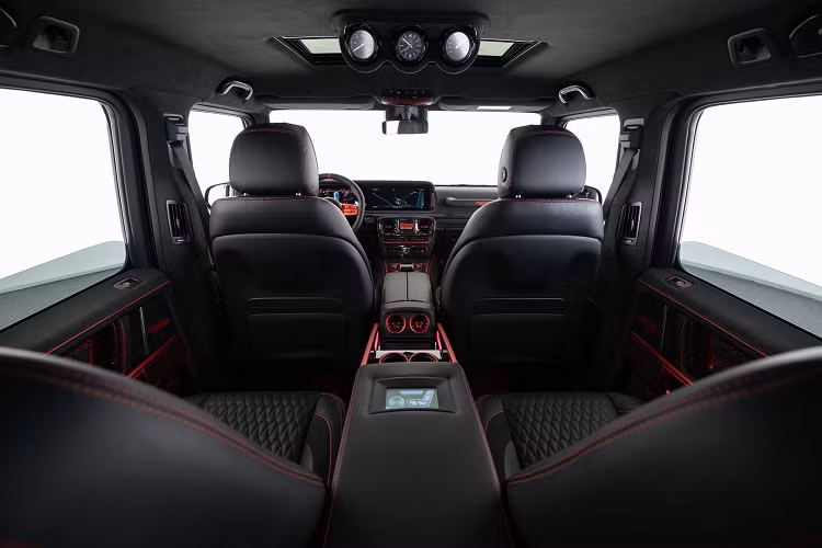 Phần cản dưới này còn được trang bị một phần vè ốp mỏng bẳng carbon, nắp capo của xe cũng được lắp đặt thêm hốc gió cỡ lớn. Thiết kế cản trước này cũng phần nào giúp giảm lực nâng ở phía trục trước khi xe vận hành ở tốc độ cao. Ngoài ra, lưới tản nhiệt Panamericana nguyên bản cũng đã được Brabus thay thế thành lưới tản nhiệt với các nan lưới bằng carbon mới và được tích hợp đèn ở hai đầu.