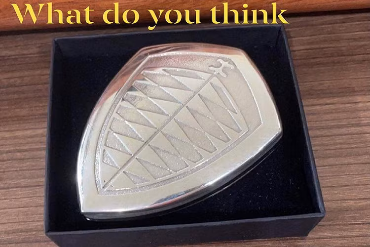 Khác với nhiều siêu xe còn lại được để ở nhiều garage khác nhau, chiếc hypercar Koenigsegg CCX hàng hiếm này được mang cất tại 1 hầm gửi xe ở trong nhà của chủ nhân và lộ ảnh rõ phần đầu xe cùng với đó là các tủ đựng giày hiệu được cho sở hữu của cậu con trai.