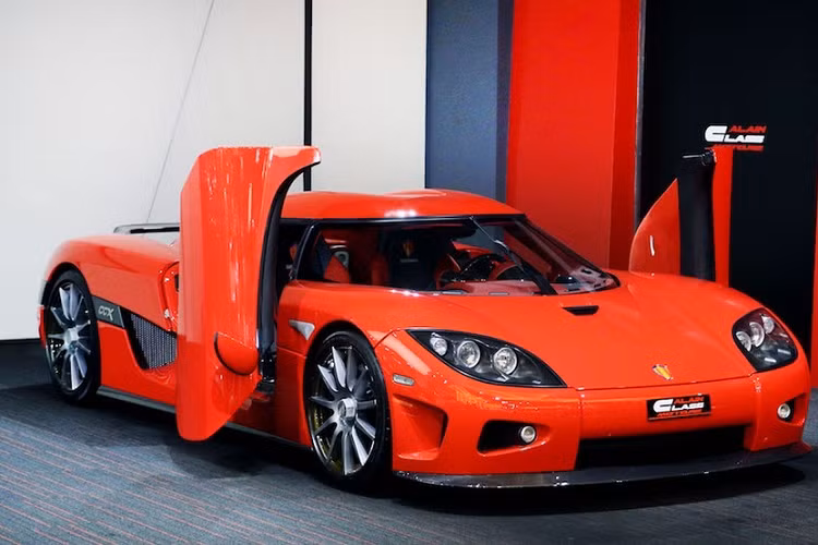 Hiện giới mê xe đang rất quan tâm không biết chiếc siêu xe triệu đô Koenigsegg CCX này đã ra được biển số hay chưa. Như vậy, đây chắc chắn là người đầu tiên ở Việt Nam sở hữu siêu xe của thương hiệu Koenigsegg. Ngoài ra, doanh nhân Hoàng Kim Khánh cũng đang chờ bàn giao mẫu xe Regera, hiện là 1 trong số siêu xe đầu bảng của thương hiệu đến từ Thụy Điển này.