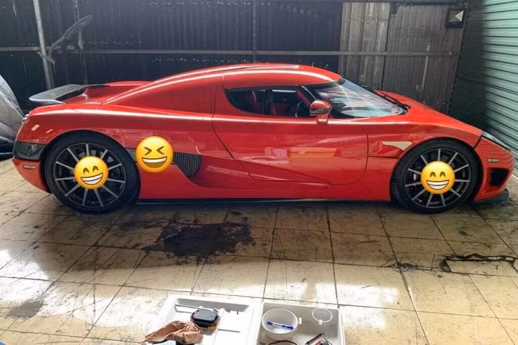 Siêu phẩm Koenigsegg CCX mới lộ ảnh xuất hiện trong garage của 1 doanh nhân ngoài Bắc được trang bị động cơ V8, siêu nạp, dung tích 4,7 lít, sản sinh công suất tối đa 800 mã lực. Động cơ đồng hành cùng hộp số sàn 6 cấp cùng hệ dẫn động cầu sau, nhờ đó, mẫu xe CCX tăng tốc từ vị trí xuất phát 100 km/h trong thời gian dưới 3 giây trước khi đạt vận tốc tối đa 402 km/h.