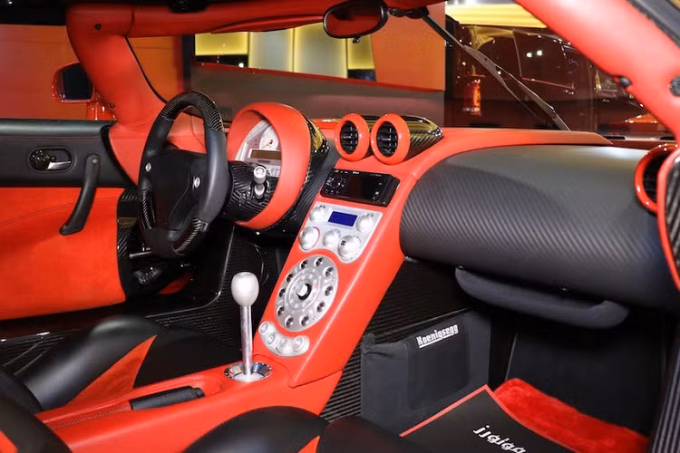 Ngoài màu sơn đỏ đẹp mắt ở ngoại thất, bên trong khoang lái chiếc xe Koenigsegg CCX đầu tiên và có thể là duy nhất tại Việt Nam là nội thất đỏ đen cùng các chi tiết kim loại được đánh bóng. Vì là mẫu xe ra đời khá lâu nên các trang bị giải trí theo xe Koenigsegg CCX khá nghèo nàn.
