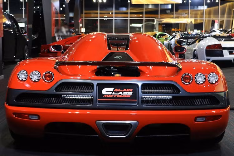 Còn đây là bức ảnh mới nhất cho thấy rõ ràng màu sơn của xe cũng như phía sau là tủ giày, chứng tỏ siêu phẩm này được mang về nước khá bí ẩn. Người đăng ảnh cho biết xe đã về Việt Nam hơn 1 năm. Ảnh chụp màn hình. Đơn vị bán xe cho doanh nhân ngoài Bắc là 1 trong những đại lý quen thuộc với đại gia Việt vì đã giao dịch với Minh "Nhựa" chiếc xe Pagani Huayra hay Hoàng Kim Khánh với siêu phẩm McLaren Senna