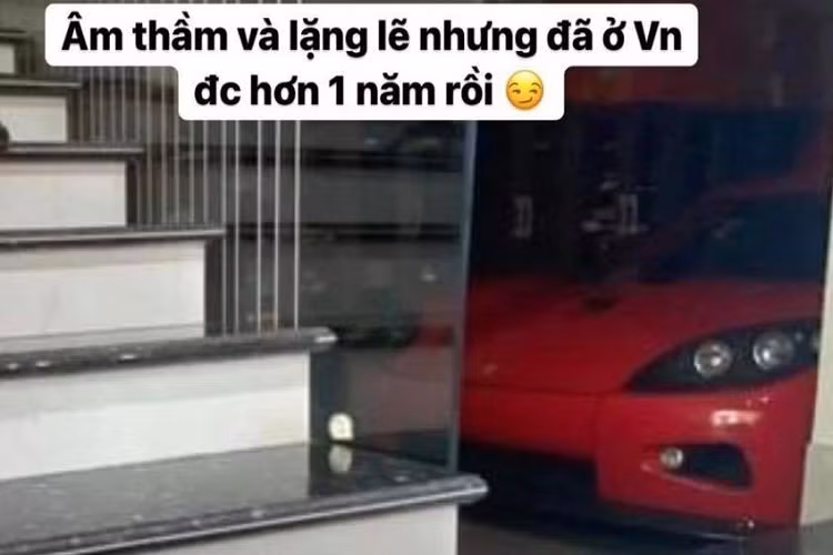 "Âm thầm và lặng lẽ nhưng đã ở Việt Nam được hơn 1 năm rồi" là dòng trạng thái cũng như đính kèm theo đó là hình ảnh chiếc xe Koenigsegg CCX lấp ló phần đầu xe trong 1 căn biệt thự hoành tráng được tài khoản chuyên về đồ xa xỉ đăng tải. Hình ảnh của chiếc xe Koenigsegg CCX được chia sẻ vào tháng 6 đầu năm nay nhưng đã được chỉnh ảnh đen-trắng nên không cho thấy rõ màu sơn của xe, chỉ biết rằng kế bên là một tủ giày toàn hàng hiệu