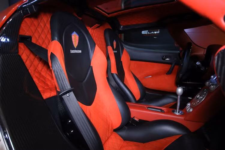 Trước đó hình ảnh được đăng tải trên mạng cho thấy 1 chiếc xe Koenigsegg CCX xuất hiện trong garage được cho là ở Hải Phòng. Chiếc siêu xe Koenigsegg CCX của doanh nhân Việt có màu sơn đỏ và nhiều chi tiết ở ngoại thất bằng carbon, đây là 1 trong 30 chiếc xe Koenigsegg CCX tiêu chuẩn được sản xuất, dù xe đã có tuổi đời hơn 12 năm nhưng đây vẫn là 1 trong những hàng tuyển mà các đại gia thế giới săn lùng.