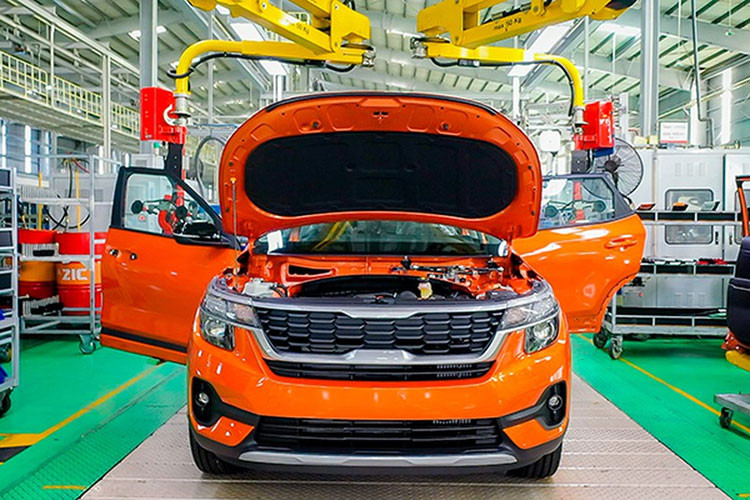 Các tiện nghi khác của Seltos như cửa sổ trời, điều hòa tự động, sưởi/làm mát ghế trước, hàng ghế sau có cửa gió điều hòa và bệ tỳ tay... Một số trang bị an toàn trên xe bao gồm 6 túi khí, cảnh báo khoảng cách đỗ xe phía sau, kiểm soát ổn định, màn hình hiển thị camera phía sau,..