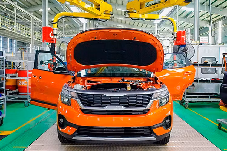 Các tiện nghi khác của Seltos như cửa sổ trời, điều hòa tự động, sưởi/làm mát ghế trước, hàng ghế sau có cửa gió điều hòa và bệ tỳ tay... Một số trang bị an toàn trên xe bao gồm 6 túi khí, cảnh báo khoảng cách đỗ xe phía sau, kiểm soát ổn định, màn hình hiển thị camera phía sau,..