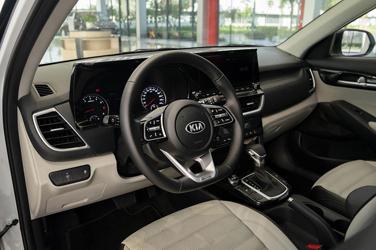 Chỉ tính riêng trong 7 tháng đầu năm 2021, Kia Seltos tại việt Nam thống trị phân khúc tuyệt đối với doanh số thuyết phục với 7.976 xe và bỏ xa Hyundai Kona hay Ford EcoSport...