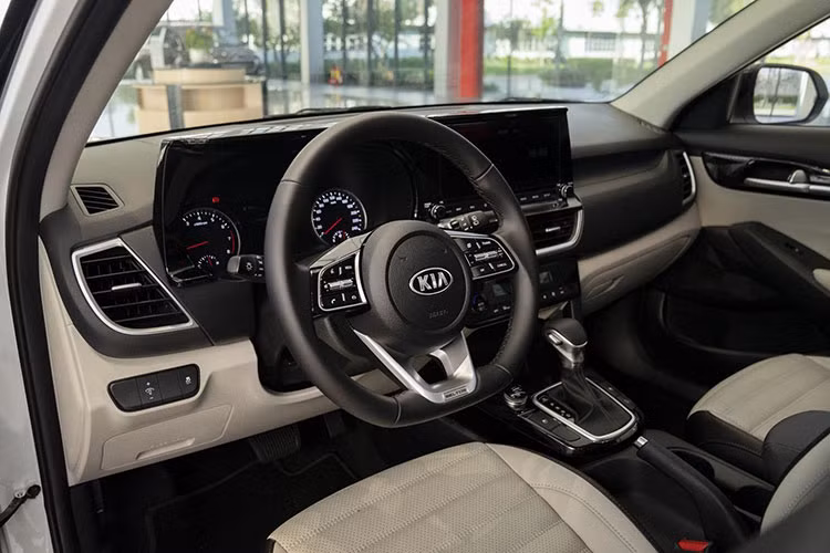 Chỉ tính riêng trong 7 tháng đầu năm 2021, Kia Seltos tại việt Nam thống trị phân khúc tuyệt đối với doanh số thuyết phục với 7.976 xe và bỏ xa Hyundai Kona hay Ford EcoSport...