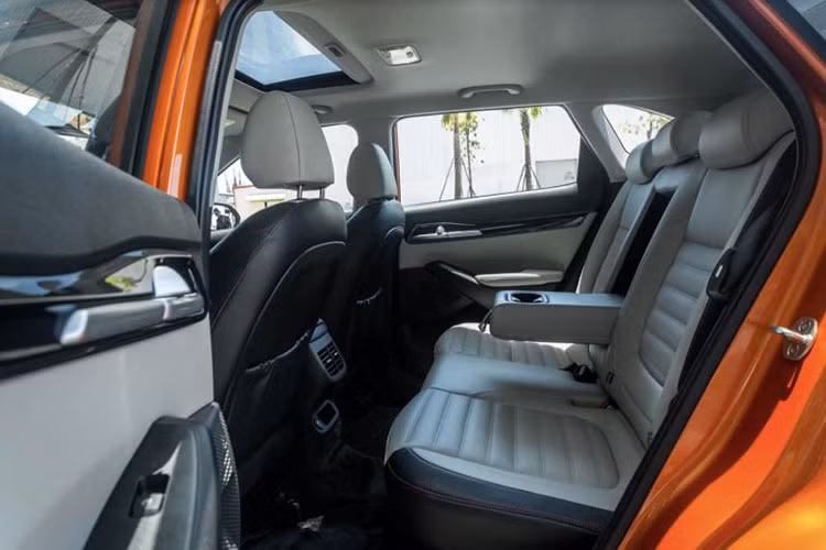 Trong khi đó, nội thất của Kia Seltos đầy trủ trung với vô-lăng D-Cut, đồng hồ hiển thị 7 inch kết hợp vòng tua tốc độ dạng Analog. Nổi bật nhất phải kể đến màn hình giải trí trung tâm đặt nổi có kích thước 9 inch hỗ trợ kết nối Apple CarPlay/Android Auto...