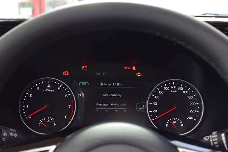 Kia Seltos 2021 thuyết phục khách hàng Việt bởi ngoại hình trẻ trung, thiết kế khác biệt so với những đối thủ cùng phân khúc. Ở bản cao cấp, mẫu SUV này có đèn pha LED, đèn xi-nhan độc đáo, ngoại thất 2 tông màu thể thao.