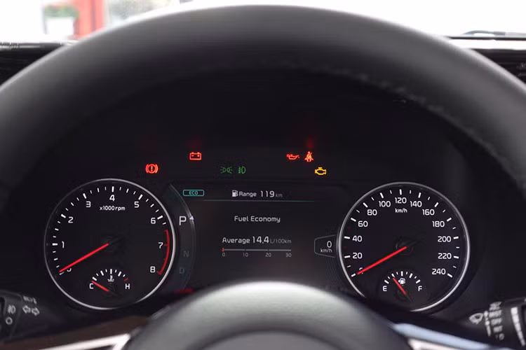 Kia Seltos 2021 thuyết phục khách hàng Việt bởi ngoại hình trẻ trung, thiết kế khác biệt so với những đối thủ cùng phân khúc. Ở bản cao cấp, mẫu SUV này có đèn pha LED, đèn xi-nhan độc đáo, ngoại thất 2 tông màu thể thao.