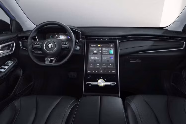 Bước vào bên trong MG Marvel R Electric 2021, người lái sẽ thấy những trang bị nổi bật như bảng đồng hồ kỹ thuật số với màn hình 12,3 inch và màn hình cảm ứng 19,4 inch nằm dọc, phục vụ hệ thống thông tin giải trí. Gợi liên tưởng đến trang bị của sedan hạng sang cỡ lớn Mercedes-Benz S-Class thế hệ mới nhất, màn hình trung tâm này hỗ trợ Apple CarPlay, Android Auto và hệ thống định vị vệ tinh. 