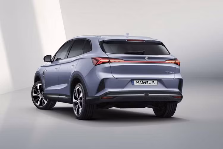Bên ngoài, mẫu xe SUV Marvel R Electric 2021 được thiết kế dựa trên MG HS. Điều này được thể hiện qua phần đầu xe với hốc gió táo bạo và dải đèn LED định vị ban ngày kéo dài, ôm lấy nắp ca-pô. Trong khi đó, cụm đèn pha chính của xe được đặt bên dưới, nằm thụt sâu trong hốc.