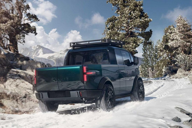 Đối với các thông số kỹ thuật, Canoo nói rằng mẫu xe bán tải điện đã được thiết kế chế tạo với cấu hình mô tơ đơn và kép. Cấu hình mô tơ kép đi kèm với hệ dẫn động AWD, và công suất lên đến 600 mã lực và 746 Nm mô-men xoắn tức thời. Cụm pin của nó sẽ có đủ dung lượng cho cự li di chuyển hơn 320 km, nhưng chắc sẽ thấp hơn nếu chở tải trọng tối đa 816 kg.