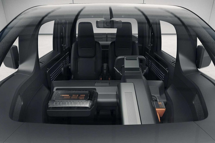 Nếu cần thêm chỗ chứa hàng hóa nữa, xe bán tải điện Canoo sẽ có thể trang bị thêm giá trên nóc, và thậm chí một khung cắm trại với lều đặt trên nóc. Nhà sản xuất cũng chu đáo lắp đặt mấy ổ điện dễ tiếp cận để người dùng tiện sạc các thiết bị khác nhau, trong khi đèn phanh thứ 3 kiêm luôn vai trò thanh đèn trên đầu để hỗ trợ hệ thống đèn LED quanh thùng xe.