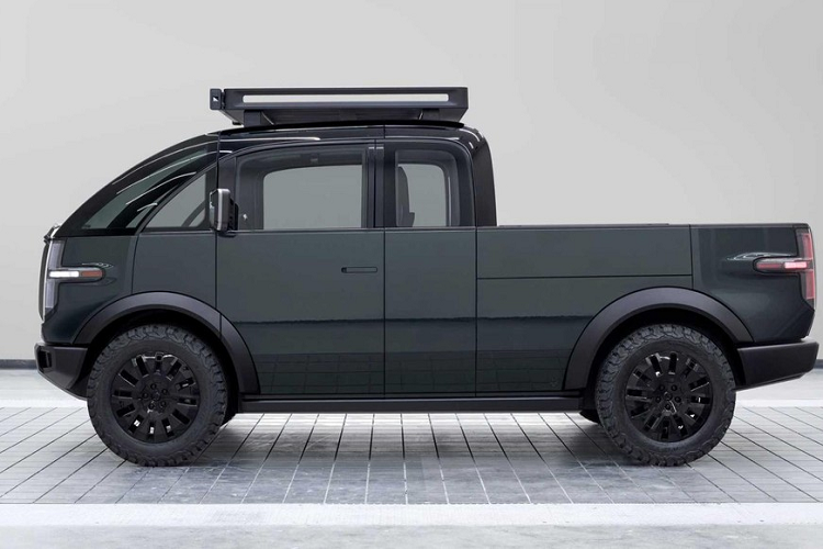 Canoo 2022 chạy điện như một phiên bản tương lai hóa của cấu hình cabin tiến về phía trước, mẫu bán tải mới này có phần tương đồng với thiết kế của mẫu xe minivan mà công ty đã từng hé lộ trước đây. Nó cũng chạy trên cùng khung gầm chế tạo nội bộ và ngập tràn tính năng hấp dẫn. Nổi bật nhất trong số đó là phần thùng xe có thể cấu hình với bộ phần kéo dài làm tăng chiều dài từ 1,8 lên 2,4 mét một cách đơn giản. Bởi đèn hậu bị che lấp sau khi mở cửa hậu, vậy nên Canoo có lắp đặt một dải đèn thẳng đứng, mỏng bên trong cạnh cửa.