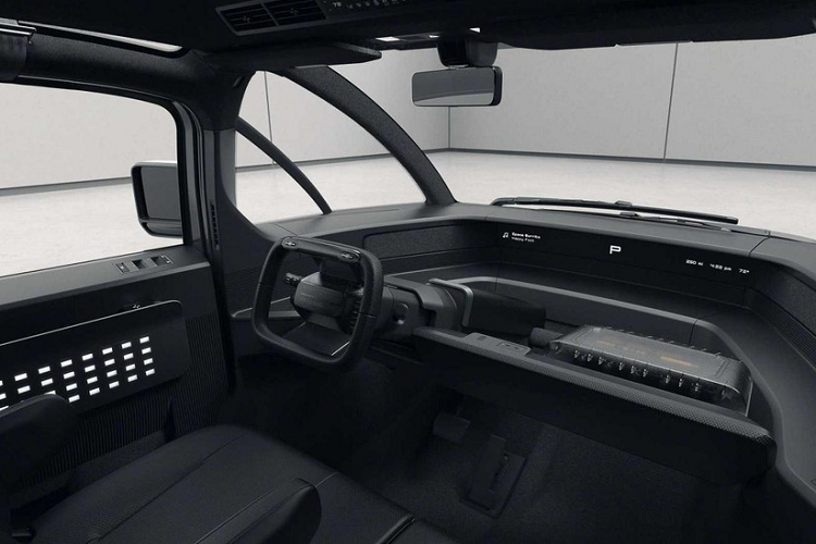 Cơ chế mô-dun của thùng xe có thể vượt ra ngoài chiều dài mở rộng của nó vì có một hệ thống phân chia hàng hóa để đảm bảo các mặt hàng khác nhau, trong khi hai bên thùng lại có bàn lật xuống để đóng vai trò là bàn làm việc. Một tính năng bổ sung nhỏ bé mà hữu tích là một bậc cửa giúp việc xếp hoặc dỡ các mặt hàng trên thùng dễ dàng hơn. Ngay phía dưới bậc cửa tích hợp trong này là một chỗ chứa hàng nữa, đủ lớn cho một thùng giữ lạnh loại nhỏ, bộ sơ cứu ý tế, máy tính xáchh tay, và các vật dụng khác.