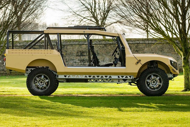 Khung gầm đó được thiết kế để cung cấp nhiều dạng xe tiềm năng tới khách hàng, từ xe quân sự quốc phòng cho tới dịch vụ khẩn cấp. Nằm dưới capô của “quái vật” này là một động cơ Land Rover V6 sản sinh 300 mã lực và 700 Nm mô-men xoắn cực đại.