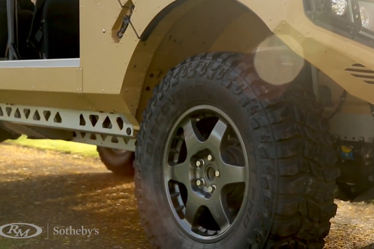 Thứ còn thiếu ở đây là khẩu súng máy hạng nặng cỡ nòng .50 caliber được Bowler gắn trên khung chống lật khi họ giới thiệu chiếc xe tại sự kiện Defense and Security Equipment International 2017. Ngoài ra, nó có trọng tải định mức là 2.000 kg.