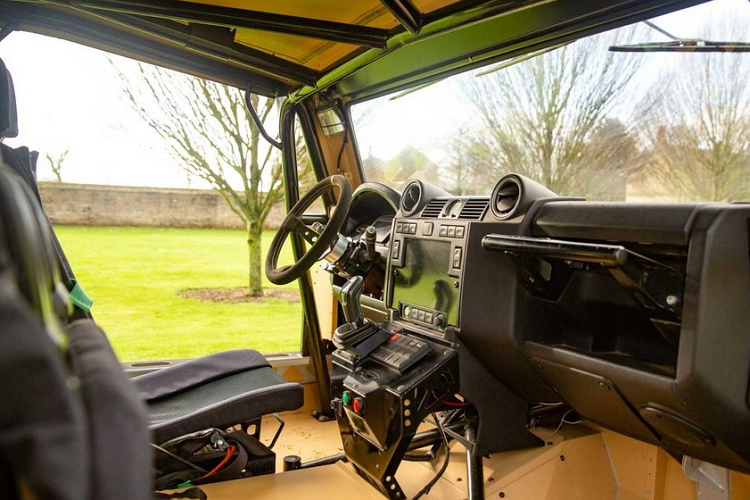 Bowler CSP RIV có trang bị hệ thống treo độc lập chuyên dụng hành trình dài, hộp số tự động ZF 8 cấp, hệ dẫn động AWD tỉ số truyền cao và thấp, và chỗ ngồi cho 4 người lớn.