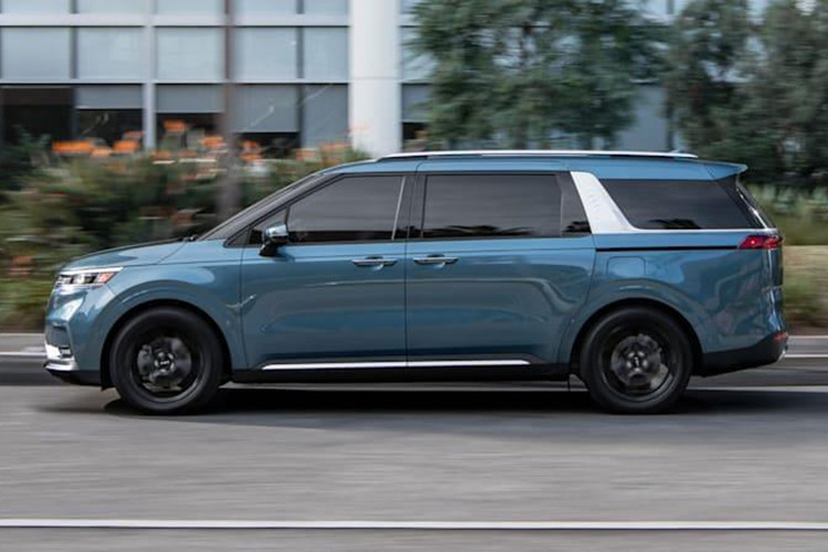 Dòng xe MPV Kia Carnival (thế hệ mới của Kia Sedona) đã nhận được không ít lời khen ngợi khi ra mắt và nhanh chóng trở thành 1 trong những mẫu xe MPV hot nhất tại dải đất hình chữ S này. Không chỉ riêng Minh Hằng, nhiều đại gia chơi siêu xe cũng ưa thích mẫu xe này.