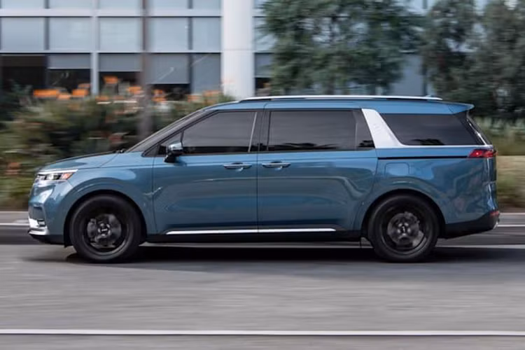 Dòng xe MPV Kia Carnival (thế hệ mới của Kia Sedona) đã nhận được không ít lời khen ngợi khi ra mắt và nhanh chóng trở thành 1 trong những mẫu xe MPV hot nhất tại dải đất hình chữ S này. Không chỉ riêng Minh Hằng, nhiều đại gia chơi siêu xe cũng ưa thích mẫu xe này.