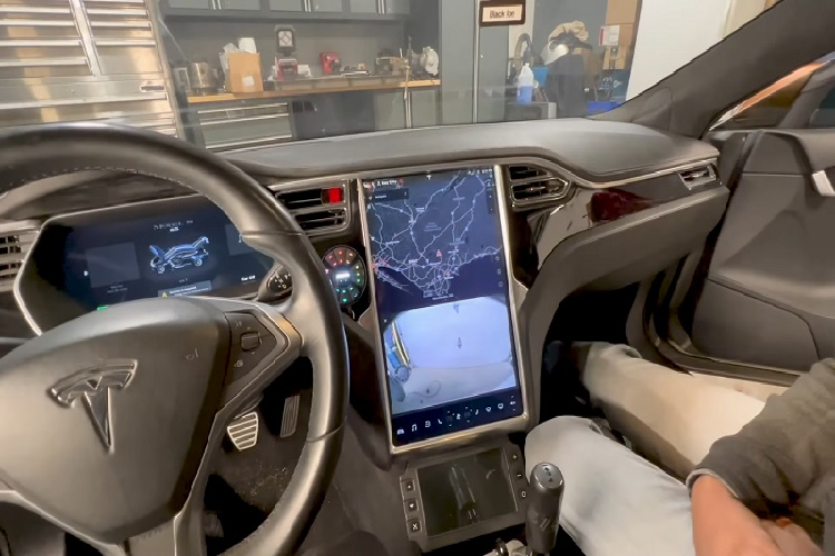 Tiếp đến là phải đồng bộ hệ truyền động mới với cụm công cụ kỹ thuật số ở bên trong khoang lái. Ngoại trừ cần số mới thì phần còn lại của khoang cabin vẫn không có gì thay đổi so với Tesla Model S nguyên bản.