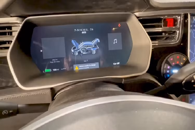 Đi kèm với động cơ V8 6.2L trên Tesla Model S là hộp số sàn 6 cấp - để có thể lắp đặt một cách đồng bộ trên xe, Rich Benoit đã phải sửa đổi toàn bộ phần khung phụ và loại bỏ thanh cân bằng ở dưới nắp capo đi. Vị trí cổng sạc cũ giờ đây đã được thay thế thành nắp bình xăng.