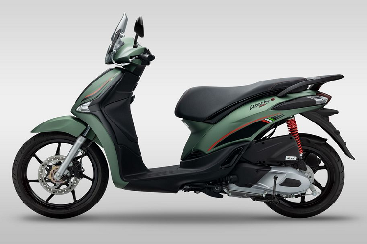 Cốp đựng đồ dưới yên rộng rãi thoải mái đến 17 lít. Với những vật dụng cá nhân nhỏ, người dùng có thể chứa trong ngăn đựng đồ nhỏ trong cốp trước. Mức giá xe Piaggio Liberty S 2021 niêm yết chính hãng tại Việt nam là 61,9 triệu đồng.