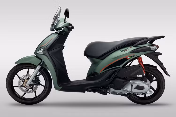 Cốp đựng đồ dưới yên rộng rãi thoải mái đến 17 lít. Với những vật dụng cá nhân nhỏ, người dùng có thể chứa trong ngăn đựng đồ nhỏ trong cốp trước. Mức giá xe Piaggio Liberty S 2021 niêm yết chính hãng tại Việt nam là 61,9 triệu đồng.