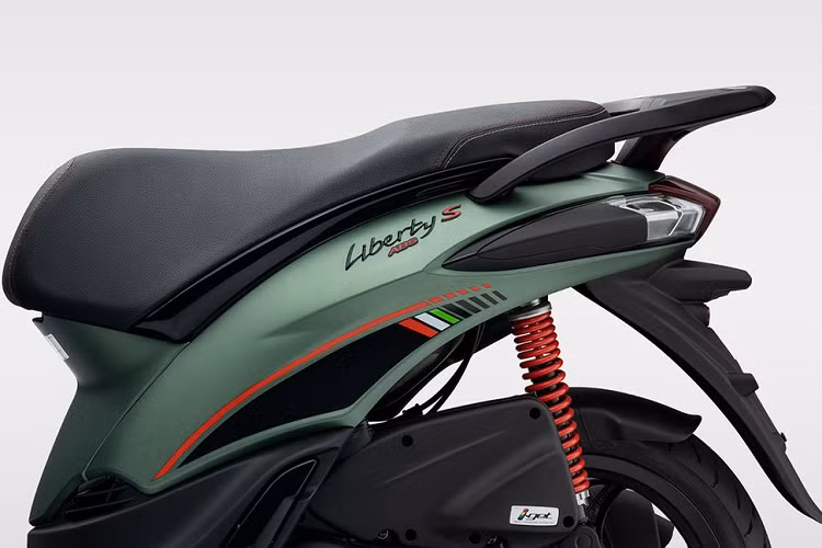 Bộ khung xe chắc chắn, kích thước xe gọn và bánh xe đường kính lớn đem đến cảm giác về tính an toàn và ổn định ngay cả với những người lần đầu tiên sử dụng xe tay ga. Sự thoải mái khi điều khiển xe còn được đặc biệt thể hiện qua những chi tiết như chiều cao yên xe hợp lý, bàn để chân cho người ngồi sau có thể được gập vào được đặt ở vị trí thuận tiện, yên xe dài thoải mái.