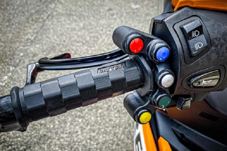 Điểm gây chú ý nhất trên xe chính là khối động cơ đã được thay đổi toàn diện với đường kính piston nguyên bản từ 57mm được nâng cấp lên tới 63mm của thương hiệu Espada, mobin sườn Faito, bộ tăng áp (Turbo) đến từ xe ô tô của hãng Toyota giúp tăng công lực cho bản độ một cách đáng kể.