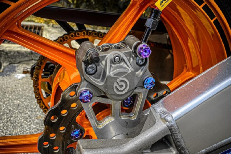 Có thể thấy, chiếc xe côn tay Honda Winner X quen thuộc tại thị trường Đông Nam Á đã được xưởng độ mang tên Speedway Motorsport Centre nhào nặn và biến đổi một cách hoàn toàn. Biến một chiếc xe thương mại trở thành một con quái thú trường đua với loạt trang bị hoàn toàn mới mẻ. Điểm qua, chúng ta có thể thấy được bản độ được trang bị tất cả đồ mới lên đến 80% từ dàn chân, gắp cho đến phuộc phanh hay thậm chí là cả chiếc xi-nhan.