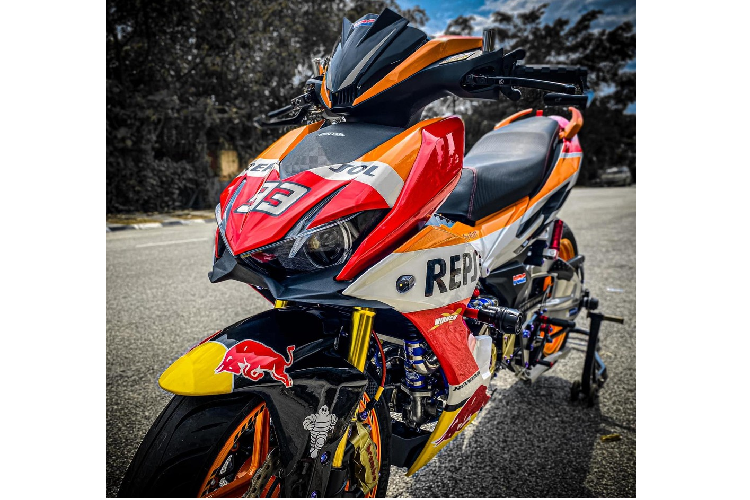 Theo đó, bản độ Honda Winner X này được các tay chơi sử dụng toàn bộ những đồ độ đắt giá và có hiệu năng cao giúp hoàn thiện khả năng chạy tốc của chiếc xe Underbone côn tay nổi tiếng này.