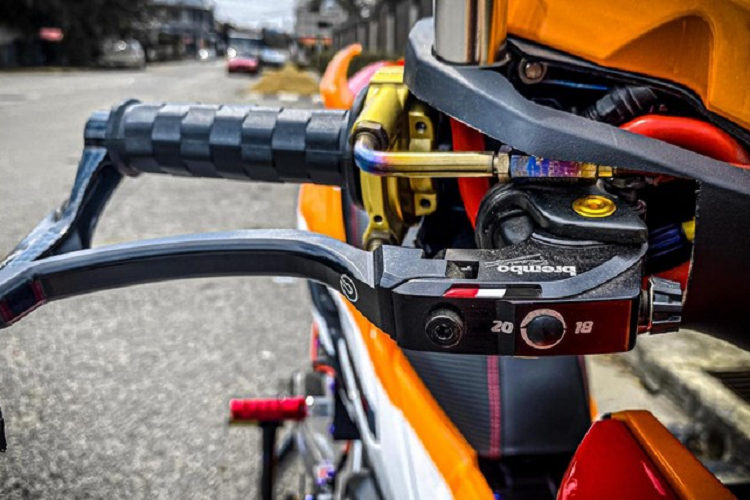 Điểm danh loạt trang bị mới hàng hiệu trên xe, chúng ta có thể thấy được côn phanh Brembo, cùm ga Domino, tay nắm Daytona, đèn pha bi cầu kích thước lớn, cánh gió đặt dưới như siêu mô tô, phuộc trước USD Ohlins, phuộc sau Nitron, mâm đúc hợp kim từ Kawasaki Z1000, gác chân Arashi, đồ CNC, Rizoma và cả Gilles Tooling...