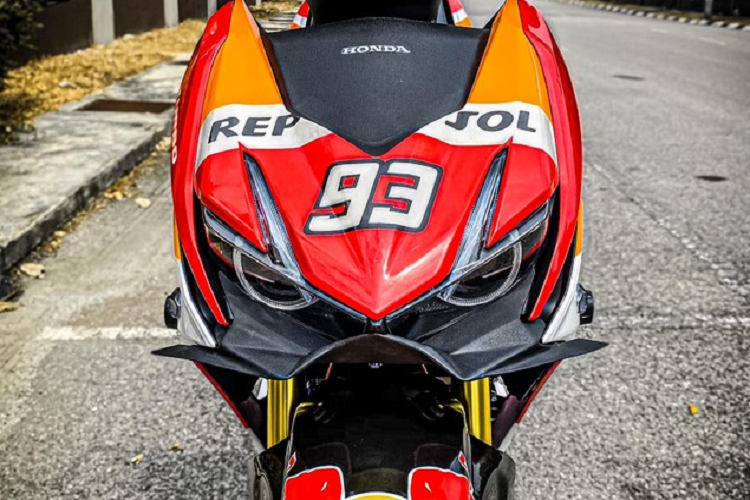 Tất cả những món đồ độ này tạo cho bản độ một dàn chân hoành tráng và cực kỳ thu hút với màu sắc nổi bật.