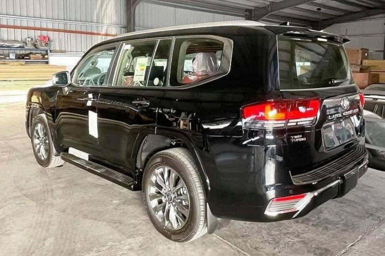 Theo tìm hiểu, xe Toyota Land Cruiser 2022 nhập Trung Đông sắp về Việt Nam thuộc phiên bản VX-R cao cấp. Tại Trung Đông, giá xe Toyota Land Cruiser 2022 phiên bản VXR có mức bán ra đề xuất 355.000 AED (tầm 2,2 tỷ đồng). Cao hơn đời cũ bản VXR máy xăng V8 5.7L VXR có giá 329.000 AED (2,05 tỷ đồng).