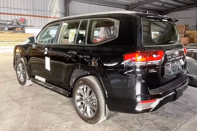 Theo tìm hiểu, xe Toyota Land Cruiser 2022 nhập Trung Đông sắp về Việt Nam thuộc phiên bản VX-R cao cấp. Tại Trung Đông, giá xe Toyota Land Cruiser 2022 phiên bản VXR có mức bán ra đề xuất 355.000 AED (tầm 2,2 tỷ đồng). Cao hơn đời cũ bản VXR máy xăng V8 5.7L VXR có giá 329.000 AED (2,05 tỷ đồng).